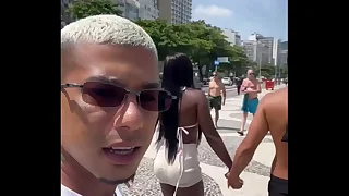 Novinha casada chama um surfista na praia para fuder é meu corno filma tudo